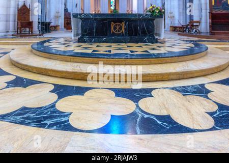 Madrid, Spanien, Marmorboden und Dekoration in der Kathedrale von Almudena. Stockfoto