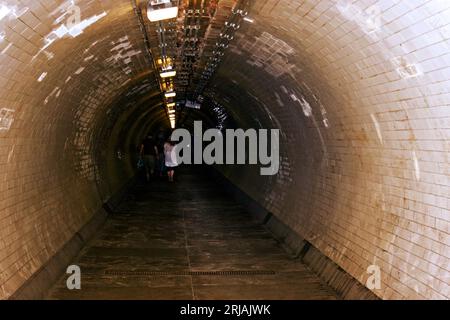 London, England - 3. Juni 2007: Der Greenwich Foot Tunnel überquert die Themse in East London und verbindet Greenwich (Royal Borough of Greenwi) Stockfoto