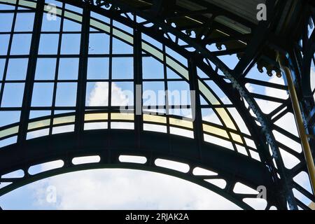 Detail aus Bleifenstern (Buntglas) aus dem 19. Jahrhundert, am Bahnhof in 's-Hertogenbosch (den Bosch), Niederlande Stockfoto