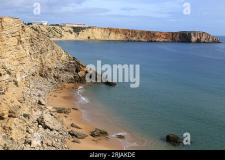 Strand Prainha das Pocas an einem sonnigen Tag in Sagres, Portugal Stockfoto