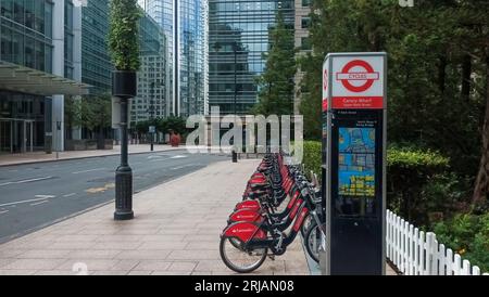 Eine Reihe öffentlicher Leihfahrräder in Canary Wharf, London, Großbritannien Stockfoto
