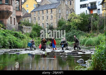 Edinburgh, Schottland, Großbritannien. August 2023. Edinburgh Fringe: Home, die Show zeigt die Klimakrise und wie Überschwemmungen die Fens in East Anglia betreffen. Schauspieler mit Requisiten im Wasser von Leith im Dean Village. Im Pleasance Courtyard zu sehen. Bildunterschrift, die teilweise aus der offiziellen Pressemitteilung erstellt wurde. Credit Craig Brown/Alamy Live News Stockfoto