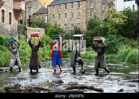 Edinburgh, Schottland, Großbritannien. August 2023. Edinburgh Fringe: Home, die Show zeigt die Klimakrise und wie Überschwemmungen die Fens in East Anglia betreffen. Schauspieler mit Requisiten im Wasser von Leith im Dean Village. Im Pleasance Courtyard zu sehen. Bildunterschrift, die teilweise aus der offiziellen Pressemitteilung erstellt wurde. Credit Craig Brown/Alamy Live News Stockfoto