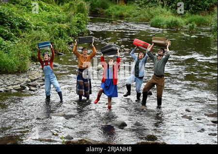 Edinburgh, Schottland, Großbritannien. August 2023. Edinburgh Fringe: Home, die Show zeigt die Klimakrise und wie Überschwemmungen die Fens in East Anglia betreffen. Schauspieler mit Requisiten im Wasser von Leith im Dean Village. Im Pleasance Courtyard zu sehen. Bildunterschrift, die teilweise aus der offiziellen Pressemitteilung erstellt wurde. Credit Craig Brown/Alamy Live News Stockfoto