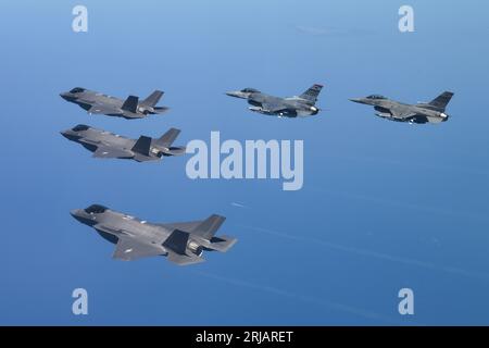 F-16 der US-Luftwaffe und F-35 der südkoreanischen Luftwaffe am 28. Juli 2023. Foto der südkoreanischen Luftwaffe von Senior Master Sgt. Kwan-Young Hong Stockfoto