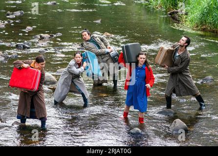 Die Besetzung von HOME (links-rechts) Malin Kvist, Yuwei Jing, Kimihiko Katamura, Zoe Villers und Jack Bentinck von der Temper Theatre Company während eines Fotobesuchs im Wasser von Leith, Edinburgh. Die Show zeigt die Klimakrise und die Auswirkungen von Überschwemmungen auf die Fens in East Anglia und wird im Pleasance Courtyard während des Edinburgh Fringe Festivals aufgeführt. Bilddatum: Dienstag, 22. August 2023. Stockfoto