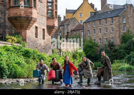 Die Besetzung von HOME (links-rechts) Yuwei Jing, Malin Kvist, Zoe Villers, Kimihiko Katamura und Jack Bentinck von der Temper Theatre Company während eines Fotobesuchs im Wasser von Leith, Edinburgh. Die Show zeigt die Klimakrise und die Auswirkungen von Überschwemmungen auf die Fens in East Anglia und wird im Pleasance Courtyard während des Edinburgh Fringe Festivals aufgeführt. Bilddatum: Dienstag, 22. August 2023. Stockfoto