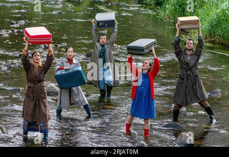 Die Besetzung von HOME (links-rechts) Malin Kvist, Yuwei Jing, Kimihiko Katamura, Zoe Villers und Jack Bentinck von der Temper Theatre Company während eines Fotobesuchs im Wasser von Leith, Edinburgh. Die Show zeigt die Klimakrise und die Auswirkungen von Überschwemmungen auf die Fens in East Anglia und wird im Pleasance Courtyard während des Edinburgh Fringe Festivals aufgeführt. Bilddatum: Dienstag, 22. August 2023. Stockfoto