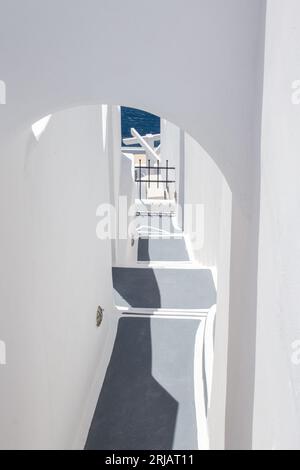 Stilvolle griechische Architektur auf der Insel Santorin. Traditionelle griechische Architektur, weiß getünchte Wände; Treppen zum Meer. Stockfoto
