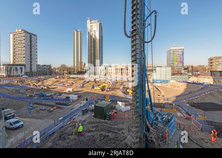 Hochgestelltes Foto von der Sanierung des Stadtzentrums von Elefanten und Schloss von Multiplex. Stockfoto