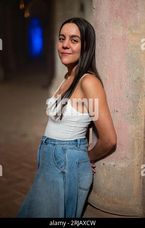 Porträt der talentierten spanischen Sängerin und Songwriterin Valeria Castro im Kloster Veruela in Zaragoza, Spanien Stockfoto