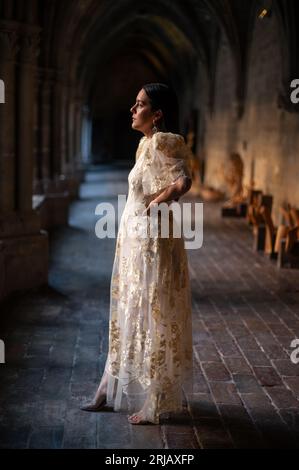 Porträt der talentierten spanischen Sängerin und Songwriterin Valeria Castro im Kloster Veruela in Zaragoza, Spanien Stockfoto