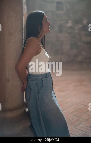 Porträt der talentierten spanischen Sängerin und Songwriterin Valeria Castro im Kloster Veruela in Zaragoza, Spanien Stockfoto