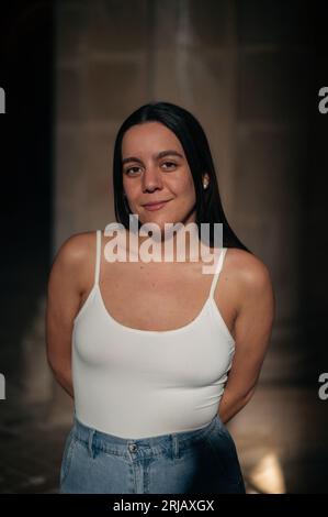 Porträt der talentierten spanischen Sängerin und Songwriterin Valeria Castro im Kloster Veruela in Zaragoza, Spanien Stockfoto