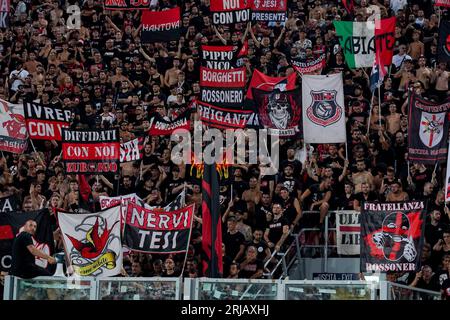 Bologna, Italien. August 2023. Fans des AC Mailand während des Serie A Tim-Spiels zwischen Bologna FC und AC Mailand im Stadio Renato Dall'Ara am 21. August 2023 in Rom. Quelle: Giuseppe Maffia/Alamy Live News Stockfoto