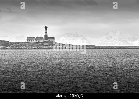 Schwarz-weiß-Foto des aus Gusseisen errichteten Landegode Lighthouse, erbaut 1902, auf der Insel Eggløysa, 18 km nördlich von Bodø, Norwegen Stockfoto