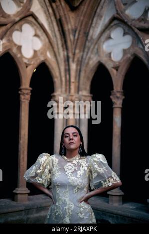 Porträt der talentierten spanischen Sängerin und Songwriterin Valeria Castro im Kloster Veruela in Zaragoza, Spanien Stockfoto