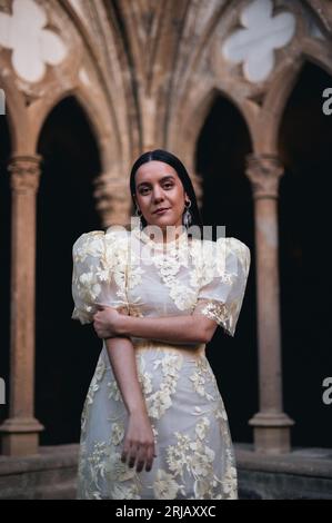 Porträt der talentierten spanischen Sängerin und Songwriterin Valeria Castro im Kloster Veruela in Zaragoza, Spanien Stockfoto