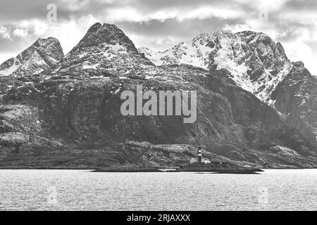 B&W Bild des aus Gusseisen errichteten Landegode Lighthouse, erbaut 1902, auf der kleinen Insel Eggløysa, 18 km nördlich von Bodø, Norwegen. 4. Mai Stockfoto