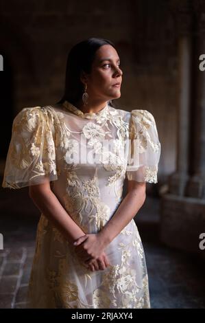 Porträt der talentierten spanischen Sängerin und Songwriterin Valeria Castro im Kloster Veruela in Zaragoza, Spanien Stockfoto