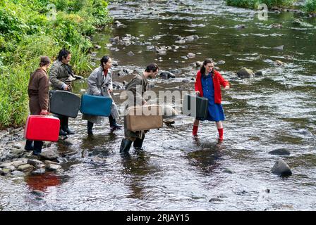 Die HEIMBESETZUNG der Temper Theatre Company während eines Fotobesuchs im Wasser von Leith, Edinburgh. Die Show zeigt die Klimakrise und die Auswirkungen von Überschwemmungen auf die Fens in East Anglia und wird im Pleasance Courtyard während des Edinburgh Fringe Festivals aufgeführt. Bilddatum: Dienstag, 22. August 2023. Stockfoto