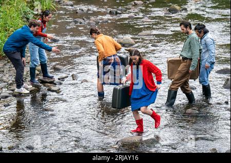 Die HEIMBESETZUNG der Temper Theatre Company während eines Fotobesuchs im Wasser von Leith, Edinburgh. Die Show zeigt die Klimakrise und die Auswirkungen von Überschwemmungen auf die Fens in East Anglia und wird im Pleasance Courtyard während des Edinburgh Fringe Festivals aufgeführt. Bilddatum: Dienstag, 22. August 2023. Stockfoto