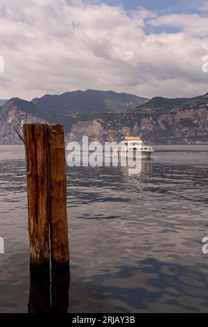 Malcesine, Gardasee, Italien - 01. Juni 2021 Ankunft mit dem Boot von der Tour im Hafen von Malcesine Stockfoto