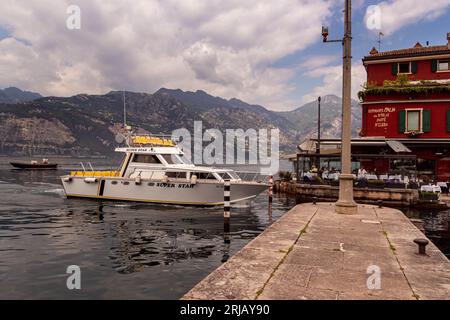 Malcesine, Gardasee, Italien - 01. Juni 2021 Ankunft mit dem Boot von der Tour im Hafen von Malcesine Stockfoto