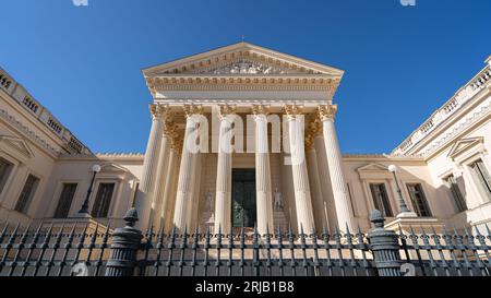 Landschaftsblick auf die klassische Steinfassade mit Säulen und Giebel, die die Gerechtigkeit des alten Gerichtsgebäudes darstellen, ein Wahrzeichen von Montpellier Stockfoto