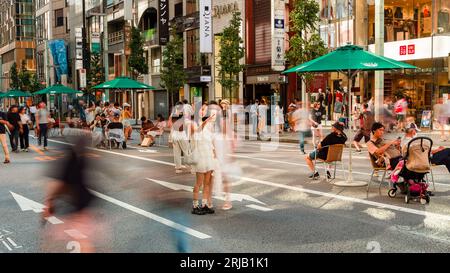 TOKIO, JAPAN - JULI 30 2023: Verschwommenes Bild von Shoppern im High-End-Einkaufsviertel Ginza im Zentrum von Tokio, Japan Stockfoto