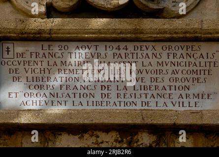 Inschrift zum Gedenken an die Befreiung von Aix-en-Provence im August 1944 in Frankreich. Auf dem Uhrenturm oder der Tour de l’Horloge auf dem Place de l’Hôtel de Ville in Aix. Stockfoto