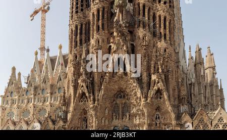 Panoramablick auf die detailreiche Fassade von La Sagrada Familia, Gaudis berühmter Kathedrale in Barcelona. Stockfoto