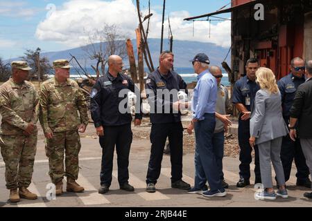 Lahaina, Vereinigte Staaten. August 2023. Präsident Joe Biden, begleitet von seiner Frau, First Lady Jill Biden, untersucht die Schäden, die durch die Waldbrände auf der hawaiianischen Insel Maui am Montag, den 21. August 2023, in Lahaina, Hawaii verursacht wurden. Biden verpflichtete die Regierung, während des gesamten Erholungsprozesses Unterstützung zu leisten. Foto von Dominick Del Vecchio/FEMA/UPI Credit: UPI/Alamy Live News Stockfoto