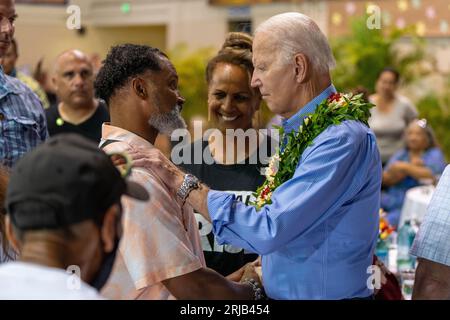 Lahaina, Vereinigte Staaten. August 2023. Präsident Joe Biden, begleitet von seiner Frau, First Lady Jill Biden, spricht im Civic Center, nachdem er die Schäden durch die Waldbrände auf der hawaiianischen Insel Maui am Montag, den 21. August 2023, in Lahaina, Hawaii, untersucht hat. Biden verpflichtete die Regierung, während des gesamten Erholungsprozesses Unterstützung zu leisten. Foto von Dominick Del Vecchio/FEMA/UPI Credit: UPI/Alamy Live News Stockfoto