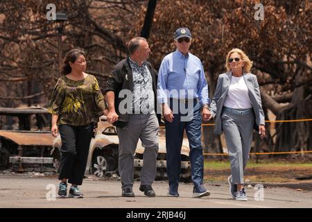 Lahaina, Vereinigte Staaten. August 2023. Präsident Joe Biden, begleitet von seiner Frau, First Lady Jill Biden, untersucht die Schäden, die durch die Waldbrände auf der hawaiianischen Insel Maui verursacht wurden, zusammen mit dem hawaiianischen Regierenden Josh Green und seiner Frau Jaime Green am Montag, den 21. August 2023, in Lahaina, Hawaii. Biden verpflichtete die Regierung, während des gesamten Erholungsprozesses Unterstützung zu leisten. Foto von Dominick Del Vecchio/FEMA/UPI Credit: UPI/Alamy Live News Stockfoto