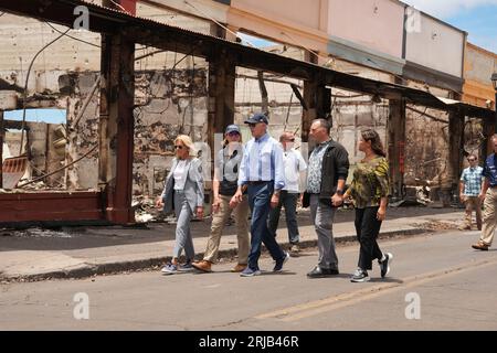 Lahaina, Vereinigte Staaten. August 2023. Präsident Joe Biden, begleitet von seiner Frau, First Lady Jill Biden, untersucht die Schäden, die durch die Waldbrände auf der hawaiianischen Insel Maui verursacht wurden, zusammen mit dem hawaiianischen Regierenden Josh Green und seiner Frau Jaime Green am Montag, den 21. August 2023, in Lahaina, Hawaii. Biden verpflichtete die Regierung, während des gesamten Erholungsprozesses Unterstützung zu leisten. Foto von Dominick Del Vecchio/FEMA/UPI Credit: UPI/Alamy Live News Stockfoto