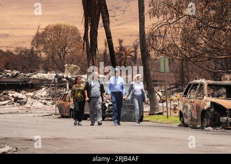 Lahaina, Vereinigte Staaten. August 2023. Präsident Joe Biden, begleitet von seiner Frau, First Lady Jill Biden, untersucht die Schäden, die durch die Waldbrände auf der hawaiianischen Insel Maui verursacht wurden, zusammen mit dem hawaiianischen Regierenden Josh Green und seiner Frau Jaime Green am Montag, den 21. August 2023, in Lahaina, Hawaii. Biden verpflichtete die Regierung, während des gesamten Erholungsprozesses Unterstützung zu leisten. Foto von Dominick Del Vecchio/FEMA/UPI Credit: UPI/Alamy Live News Stockfoto