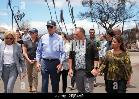 Lahaina, Vereinigte Staaten. August 2023. Präsident Joe Biden, begleitet von seiner Frau, First Lady Jill Biden, untersucht die Schäden, die durch die Waldbrände auf der hawaiianischen Insel Maui verursacht wurden, zusammen mit dem hawaiianischen Regierenden Josh Green und seiner Frau Jaime Green am Montag, den 21. August 2023, in Lahaina, Hawaii. Biden verpflichtete die Regierung, während des gesamten Erholungsprozesses Unterstützung zu leisten. Foto von Dominick Del Vecchio/FEMA/UPI Credit: UPI/Alamy Live News Stockfoto
