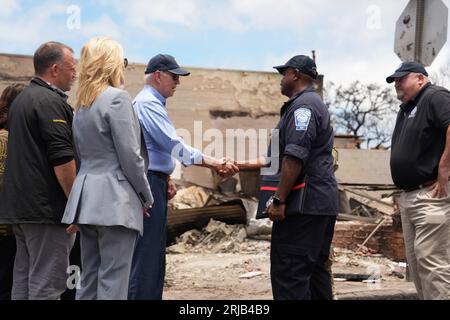 Lahaina, Vereinigte Staaten. August 2023. Präsident Joe Biden, begleitet von seiner Frau, First Lady Jill Biden, untersucht die Schäden, die durch die Waldbrände auf der hawaiianischen Insel Maui am Montag, den 21. August 2023, in Lahaina, Hawaii verursacht wurden. Biden verpflichtete die Regierung, während des gesamten Erholungsprozesses Unterstützung zu leisten. Foto von Dominick Del Vecchio/FEMA/UPI Credit: UPI/Alamy Live News Stockfoto