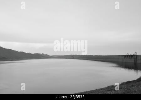 Landschaft von Khun Dan Prakarn Chon riesiger Betondamm in Thailand Stockfoto