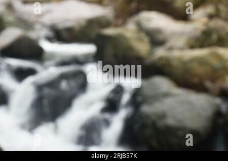 blur background of water falling on river pass rock and stone at Kho Chong Lom waterfall in Thailand Stockfoto