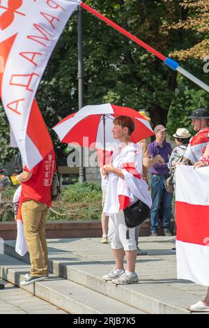 Friedlicher Protest zur Unterstützung Weißrusslands gegen die anhaltenden Repressionen und Aufruf zur Freilassung mit roter und weißer Flagge der belarussischen Demokratischen Republik Stockfoto