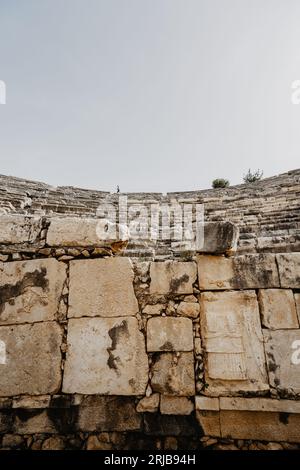 Ruinen der antiken Stadt Patara in Antalya, Türkiye. Patara Lycian Felsengrab und Stadttor. Stockfoto