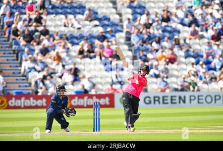 Hove UK 22. August 2023 - Tom Haines von Sussex Sharks zerschmettert den Ball bis an die Grenze gegen Warwickshire während ihres One Day Cup Cricket Matches auf dem 1st Central County Ground in Hove: Credit Simon Dack/TPI/Alamy Live News Stockfoto