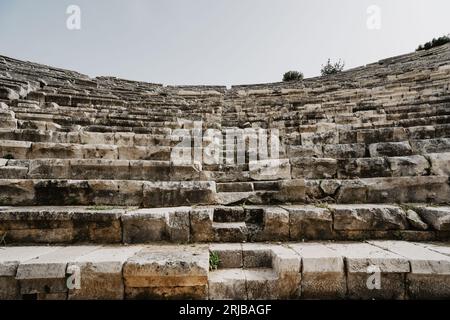 Ruinen der antiken Stadt Patara in Antalya, Türkiye. Patara Lycian Felsengrab und Stadttor. Stockfoto