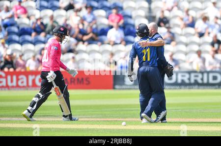 Hove UK 22. August 2023 - Tom Haines von Sussex Sharks wird für 55 Runs von der Bowlingbahn von Jake Lintott aus Warwickshire während ihres One Day Cup Cricket Matches auf dem 1st Central County Ground in Hove entlassen: Credit Simon Dack/TPI/Alamy Live News Stockfoto