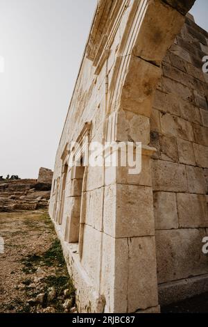 Ruinen der antiken Stadt Patara in Antalya, Türkiye. Patara Lycian Felsengrab und Stadttor. Stockfoto