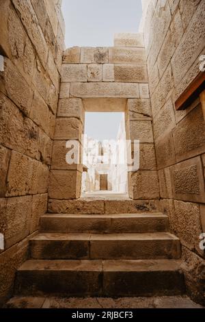 Ruinen der antiken Stadt Patara in Antalya, Türkiye. Patara Lycian Felsengrab und Stadttor. Stockfoto