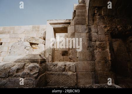 Ruinen der antiken Stadt Patara in Antalya, Türkiye. Patara Lycian Felsengrab und Stadttor. Stockfoto