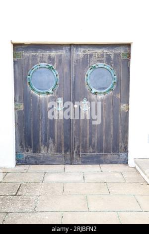 Holztür mit Meeresmotiven in Sagres, Portugal Stockfoto